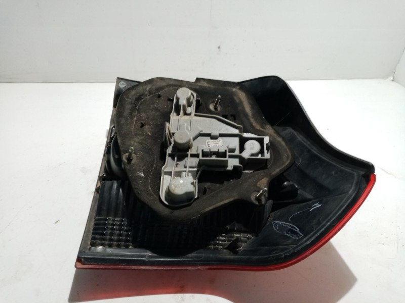 Recambio de piloto trasero izquierdo para toyota avensis berlina (t25) referencia OEM IAM 8155002301  