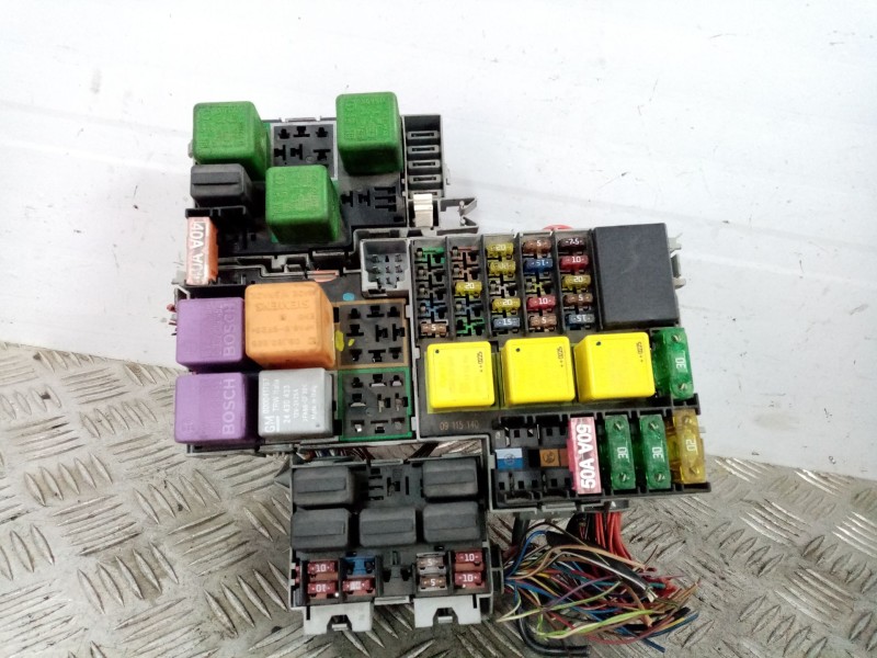 Recambio de caja reles / fusibles para opel corsa c referencia OEM IAM 0  