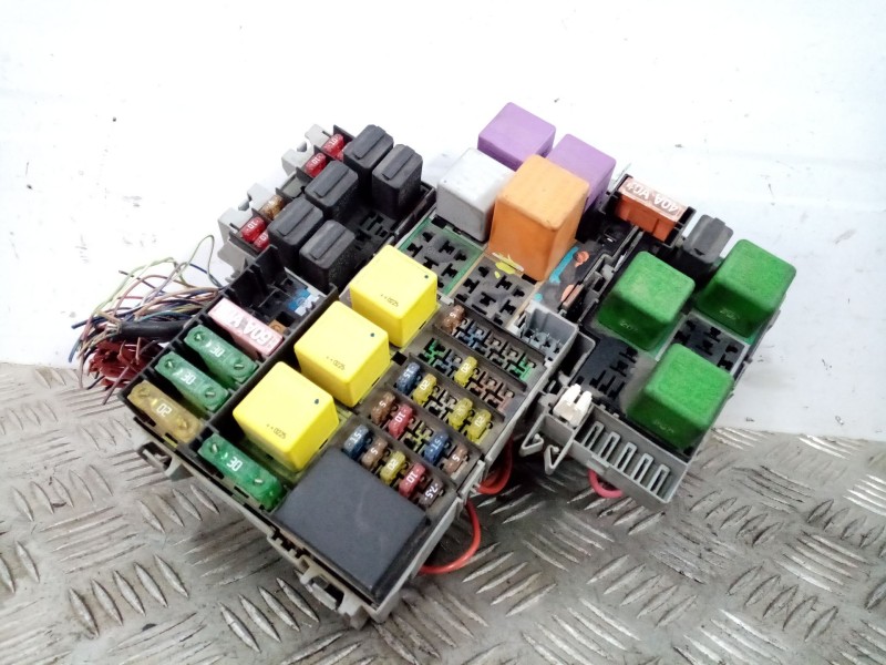 Recambio de caja reles / fusibles para opel corsa c referencia OEM IAM 0  