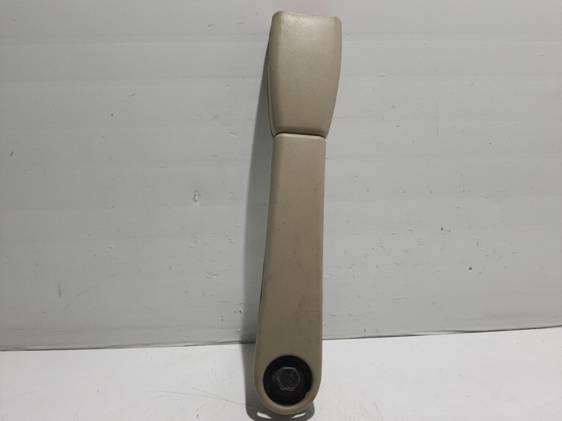 Recambio de anclaje cinturon delantero derecho para hyundai santa fe cm referencia OEM IAM 888402B200  