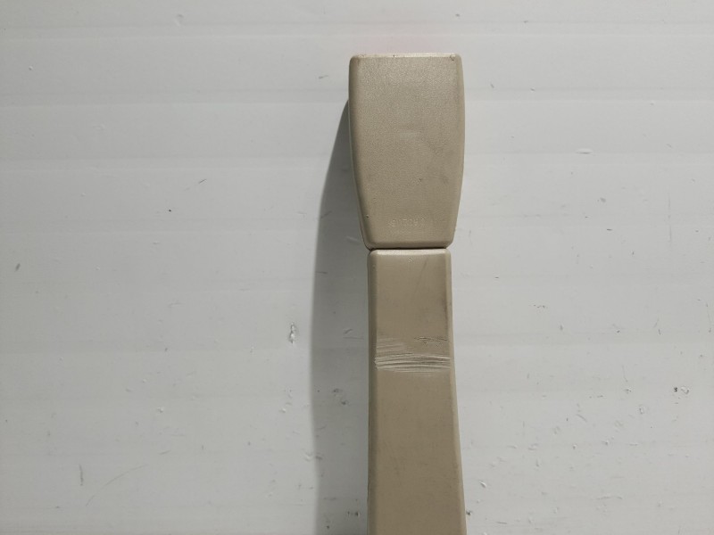 Recambio de anclaje cinturon delantero derecho para hyundai santa fe cm referencia OEM IAM 888402B200  