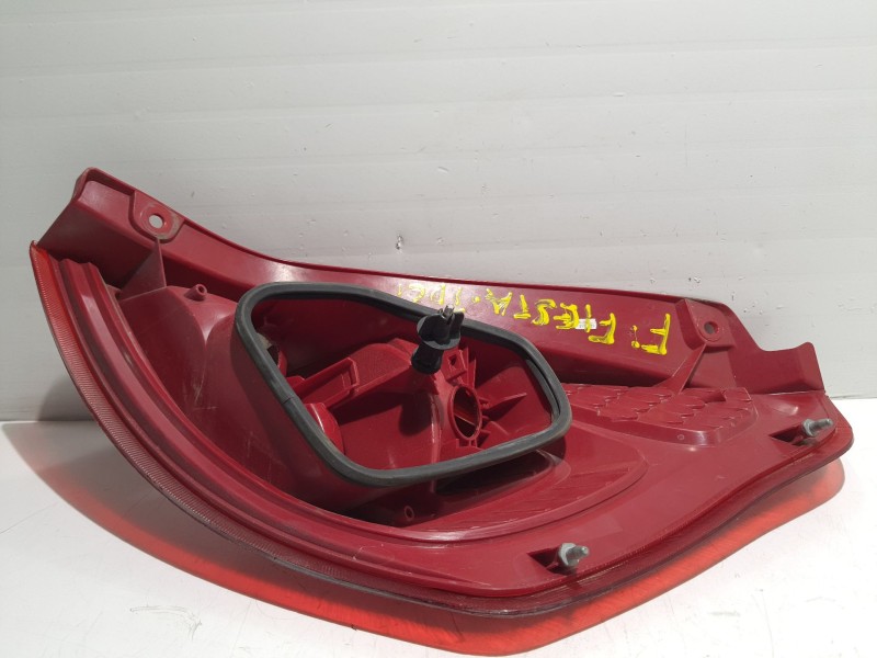 Recambio de piloto trasero izquierdo para ford fiesta (cb1) referencia OEM IAM 8A6113405A  