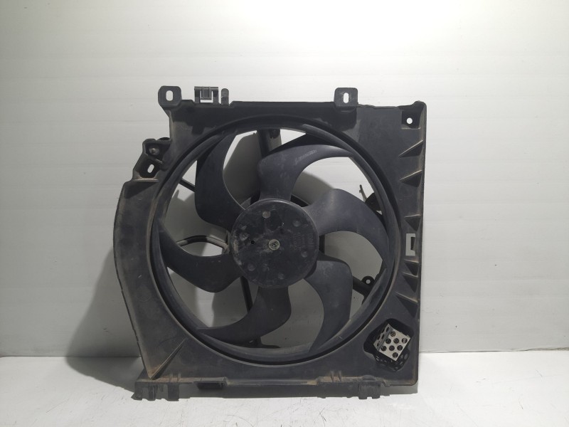 Recambio de electroventilador para renault clio iii expression referencia OEM IAM 8200748439  