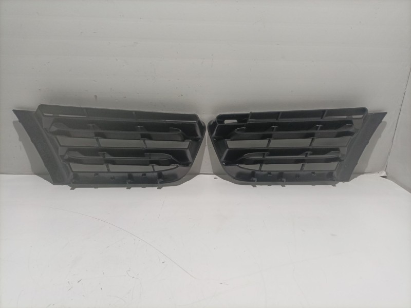 Recambio de rejilla delantera para renault scenic ii 1.6 16v referencia OEM IAM 7701477306  7701474779