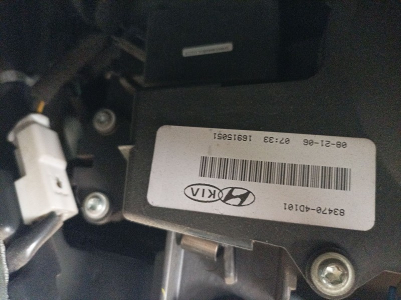 Recambio de cerradura puerta lateral izquierda para kia carnival referencia OEM IAM 834704D101  