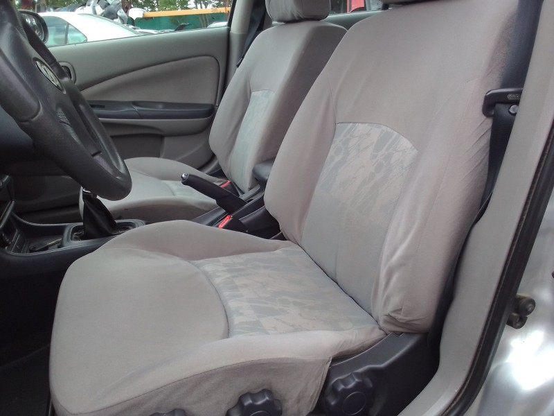 nissan almera ii (n16) del año 2000