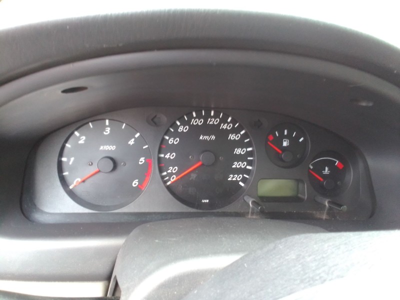 nissan almera ii (n16) del año 2000