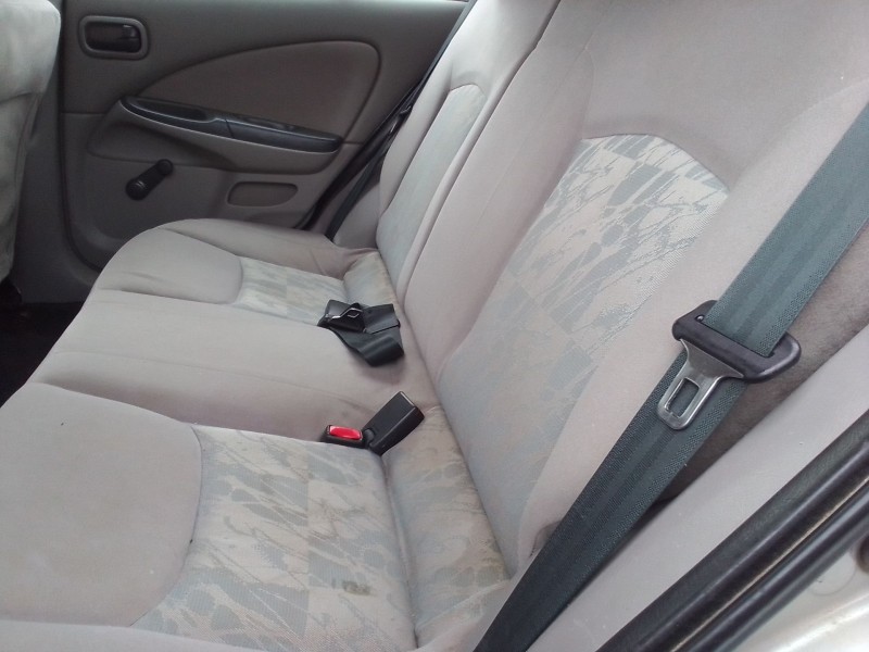 nissan almera ii (n16) del año 2000