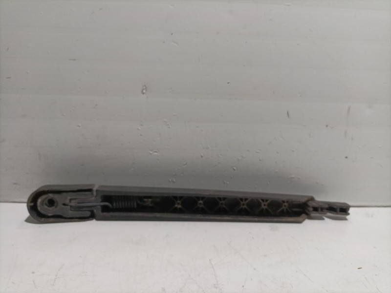 Recambio de brazo limpia trasero para kia carnival referencia OEM IAM   