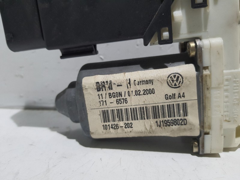 Recambio de motor elevalunas delantero derecho para volkswagen golf iv berlina (1j1) referencia OEM IAM 1J1959802D  