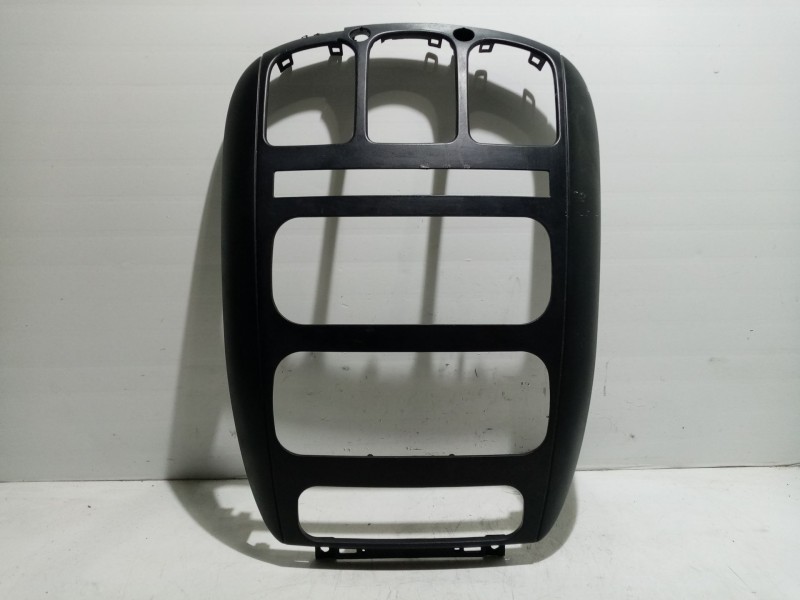 Recambio de mascara central de salpicadero para chrysler voyager (rg) referencia OEM IAM 05009180AA 05009180AA 