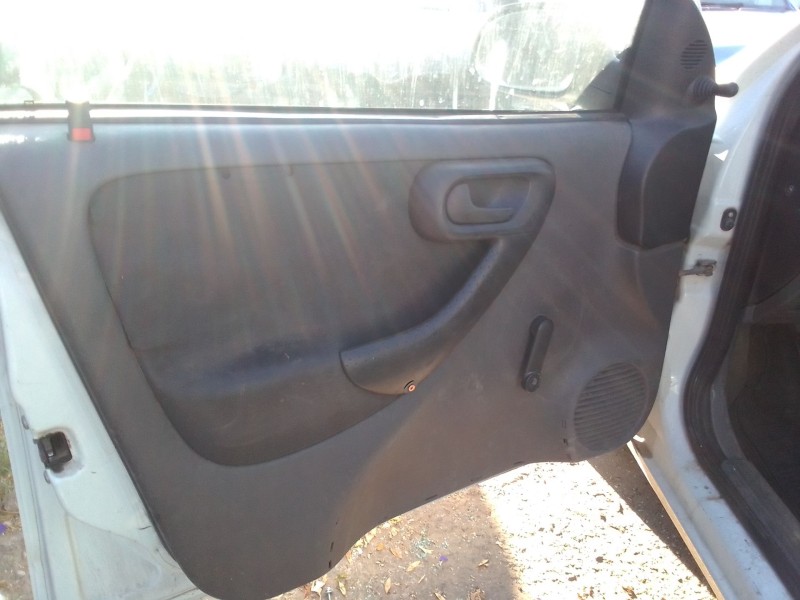 opel corsa c (x01) del año 2000