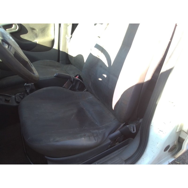 opel corsa c (x01) del año 2000