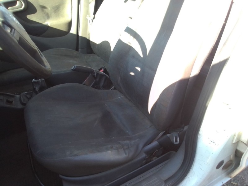 opel corsa c (x01) del año 2000