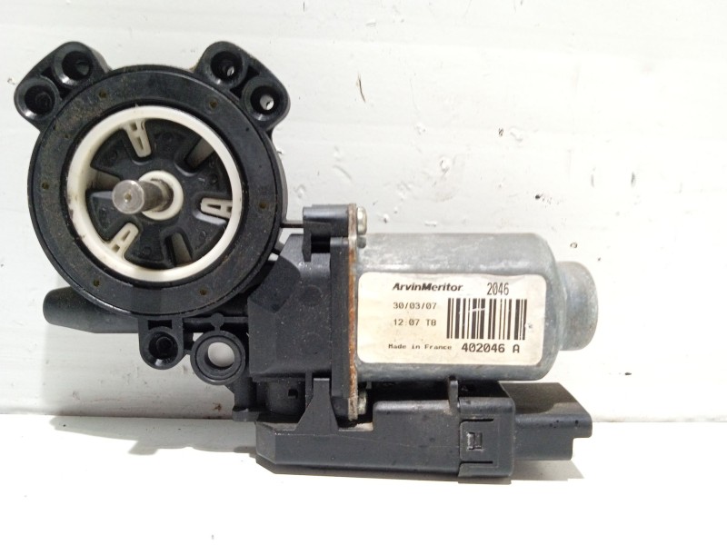 Recambio de motor elevalunas delantero izquierdo para renault scenic ii referencia OEM IAM 402046  