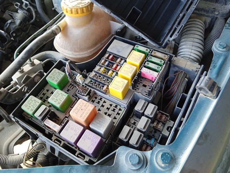 Recambio de caja reles / fusibles para opel corsa c (x01) 1.2 (f08, f68) referencia OEM IAM 013107228  