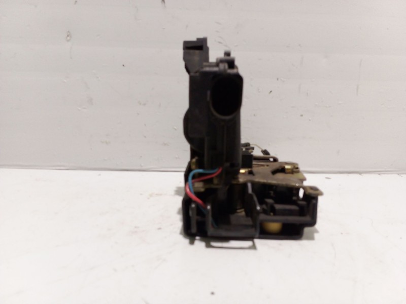 Recambio de cerradura puerta trasera izquierda para volkswagen polo (9n1) referencia OEM IAM 3B4839015AN  