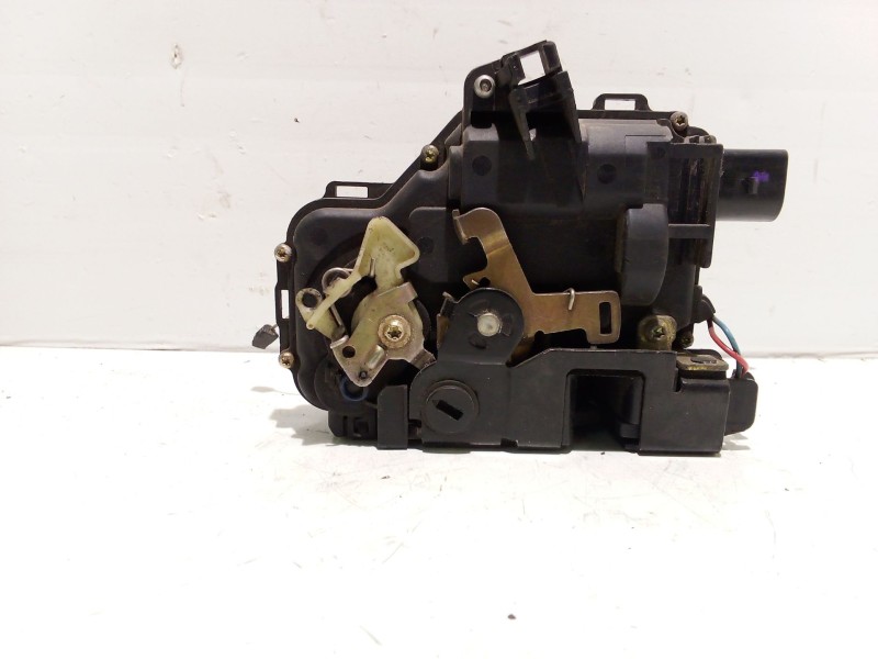 Recambio de cerradura puerta trasera izquierda para volkswagen polo (9n1) referencia OEM IAM 3B4839015AN  