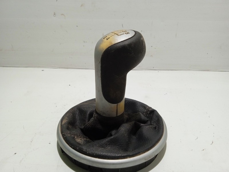 Recambio de guarnecidos palanca cambio para skoda fabia (5j2 ) young referencia OEM IAM    Recambio de guarnecidos palanca cambio para skoda fabia (5j2 ) young referencia OEM IAM