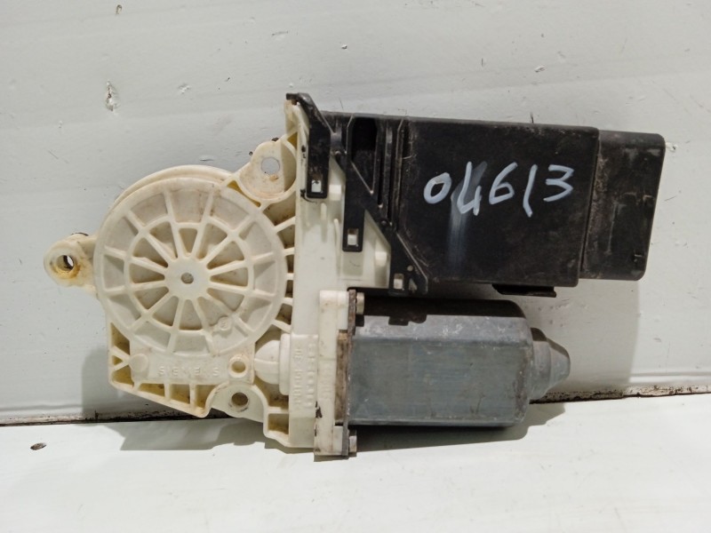 Recambio de motor elevalunas delantero izquierdo para volkswagen golf iv berlina (1j1) referencia OEM IAM 101387101  