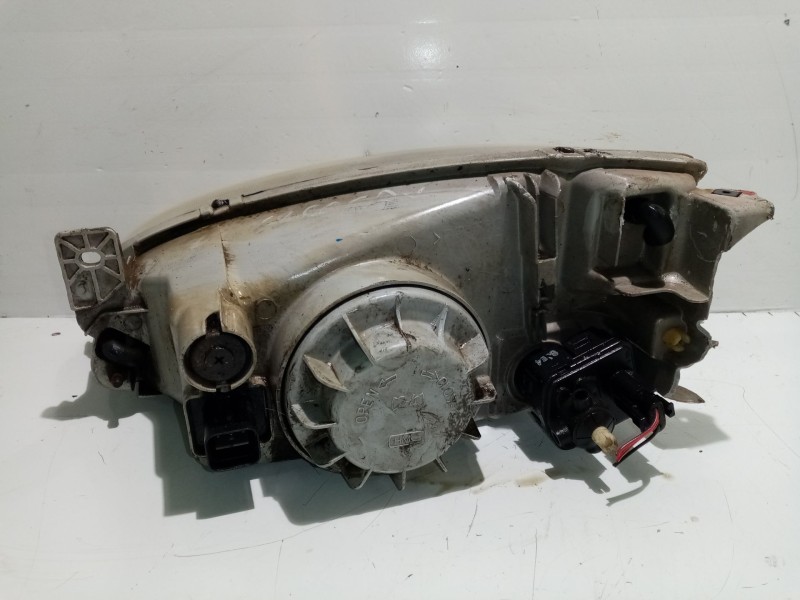Recambio de faro derecho para ford fiesta berlina referencia OEM IAM 1042630  
