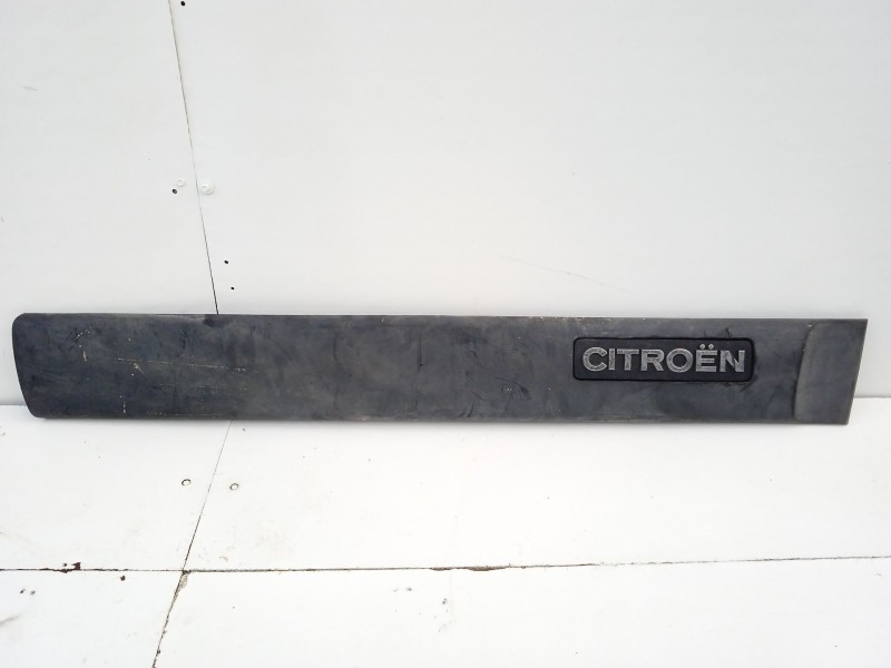 Recambio de moldura puerta delantera derecha para citroën berlingo referencia OEM IAM 9619030477  