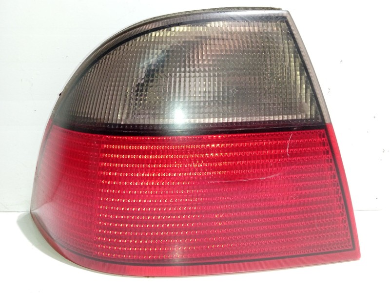 Recambio de piloto trasero izquierdo para saab 9-5 sedán 2.3 cat referencia OEM IAM 4677027  