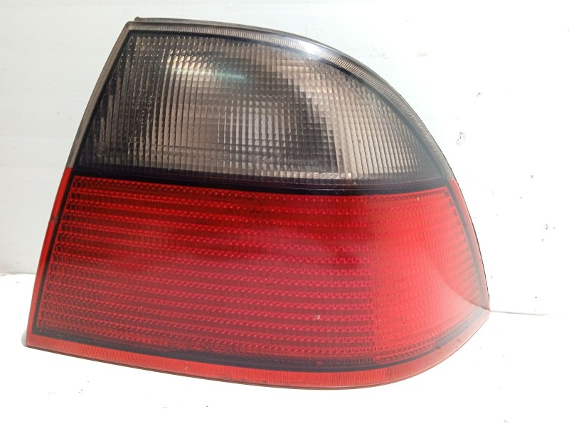 Recambio de piloto trasero derecho para saab 9-5 sedán 2.3 cat referencia OEM IAM 4677027  