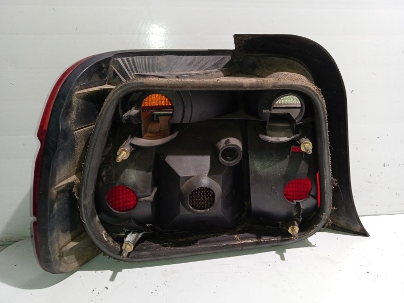 Recambio de piloto trasero derecho para bmw 3 compact (e36) 318 tds referencia OEM IAM 63218357870  