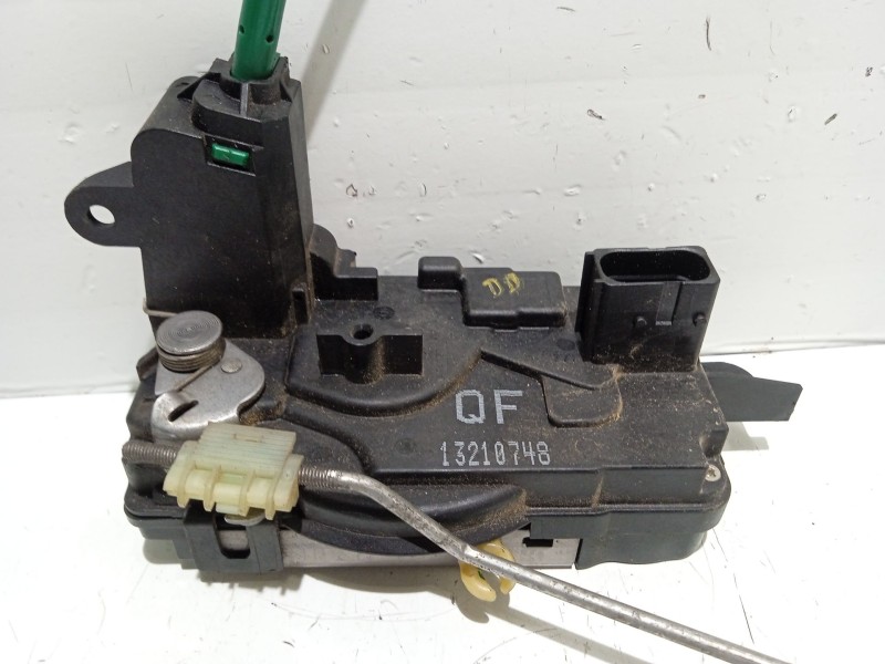Recambio de cerradura puerta delantera derecha para opel zafira b 1.9 cdti referencia OEM IAM 13210748  