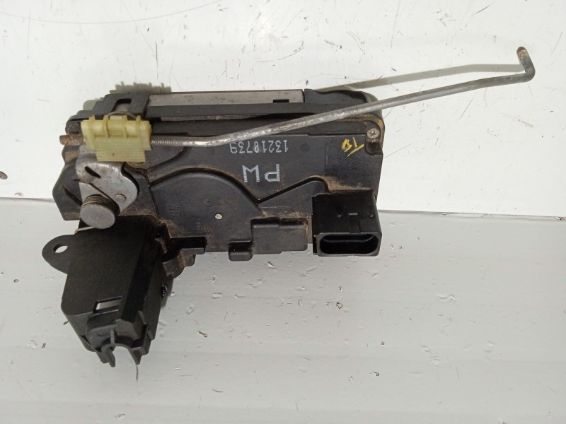 Recambio de cerradura puerta trasera derecha para opel zafira b 1.9 cdti referencia OEM IAM 13210739  