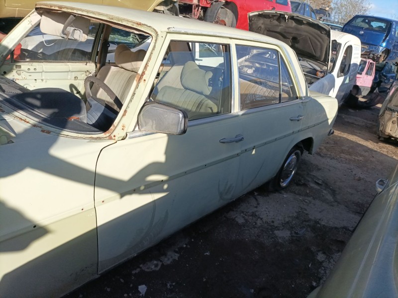 mercedes-benz clase e (w114/w115) berlina del año 1982