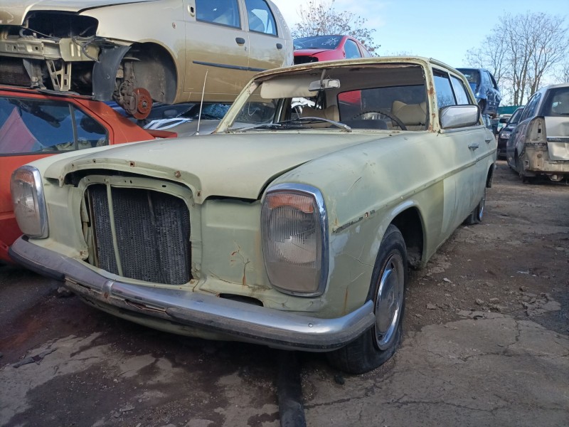 mercedes-benz clase e (w114/w115) berlina del año 1982