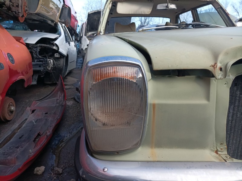 mercedes-benz clase e (w114/w115) berlina del año 1982