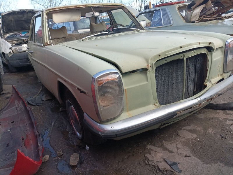 mercedes-benz clase e (w114/w115) berlina del año 1982