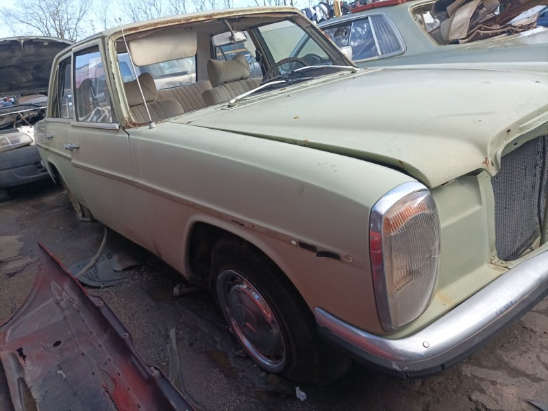 mercedes-benz clase e (w114/w115) berlina del año 1982