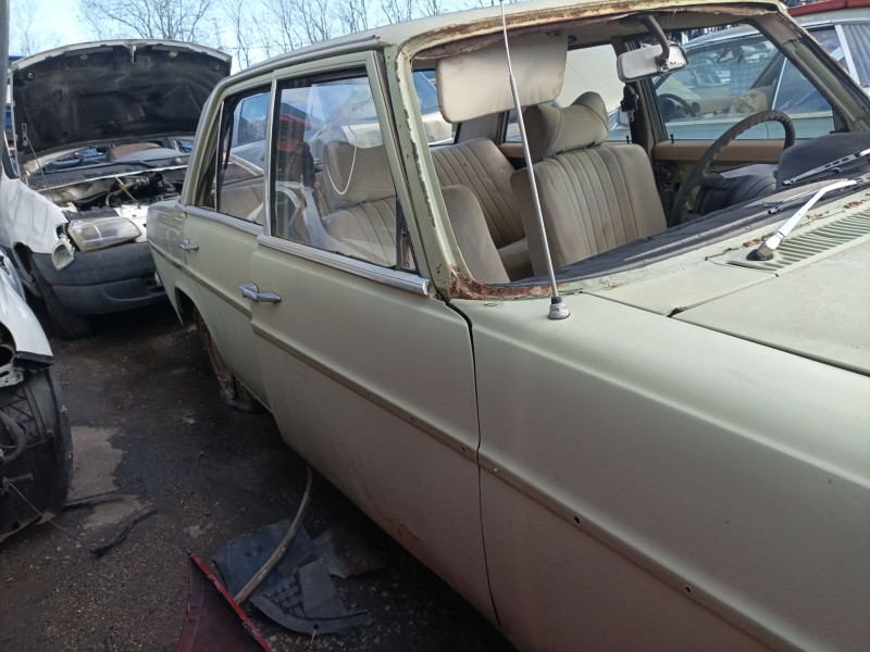 mercedes-benz clase e (w114/w115) berlina del año 1982