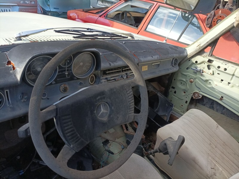 mercedes-benz clase e (w114/w115) berlina del año 1982