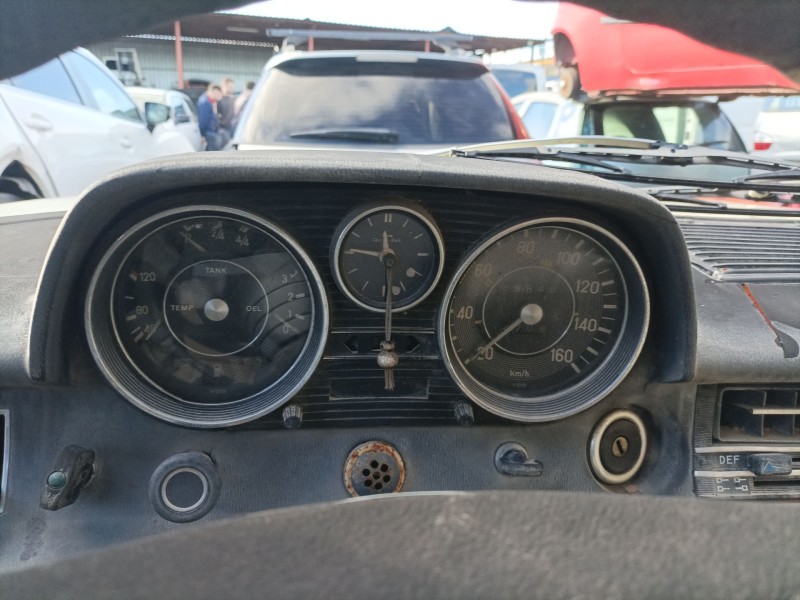 mercedes-benz clase e (w114/w115) berlina del año 1982