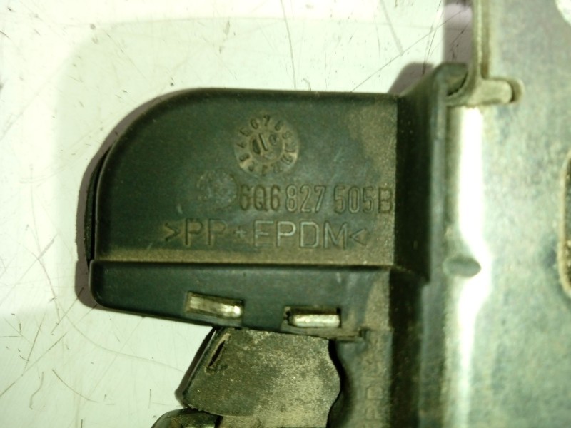 Recambio de cerradura maletero / porton para volkswagen polo (9n1) 1.2 12v referencia OEM IAM 6Q6827505B  