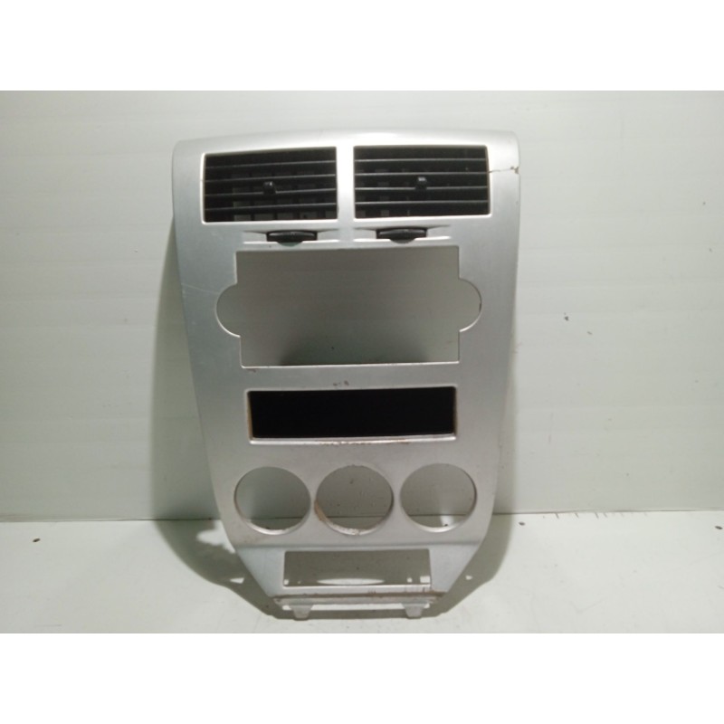 Recambio de mascara central de salpicadero para dodge caliber 2.0 crd referencia OEM IAM 0YD501Z2AD  