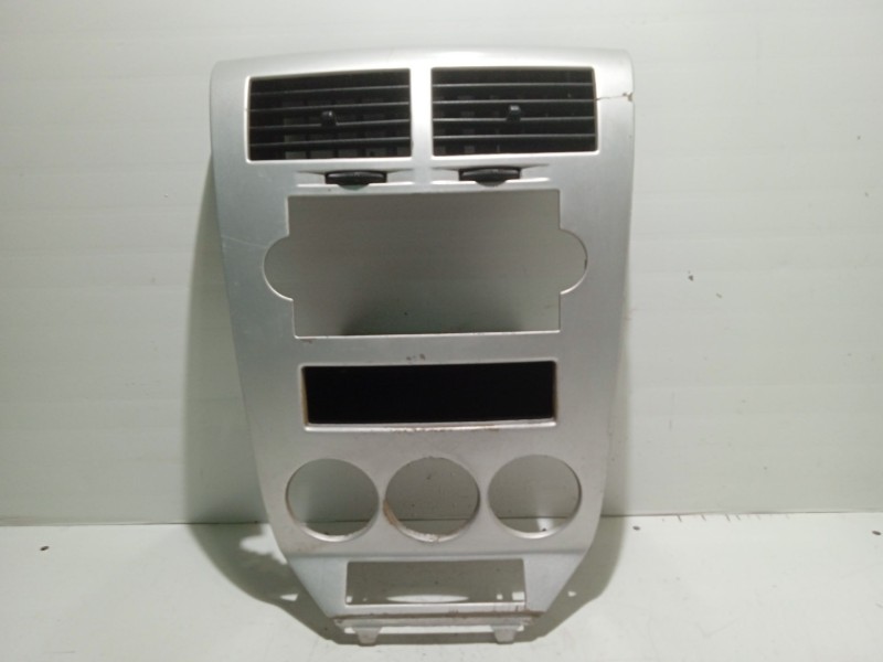 Recambio de mascara central de salpicadero para dodge caliber 2.0 crd referencia OEM IAM 0YD501Z2AD  