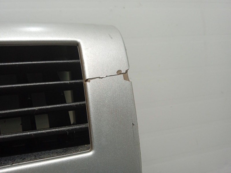 Recambio de mascara central de salpicadero para dodge caliber 2.0 crd referencia OEM IAM 0YD501Z2AD  