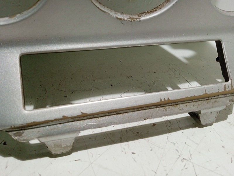 Recambio de mascara central de salpicadero para dodge caliber 2.0 crd referencia OEM IAM 0YD501Z2AD  