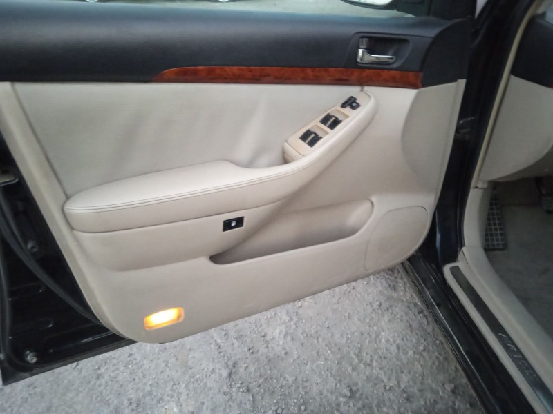 toyota avensis sedán (_t25_) del año 2005