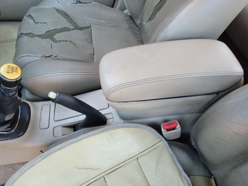 Recambio de apoyabrazos central para toyota avensis sedán (_t25_) 2.2 d-4d (adt251_) referencia OEM IAM 5892305020  