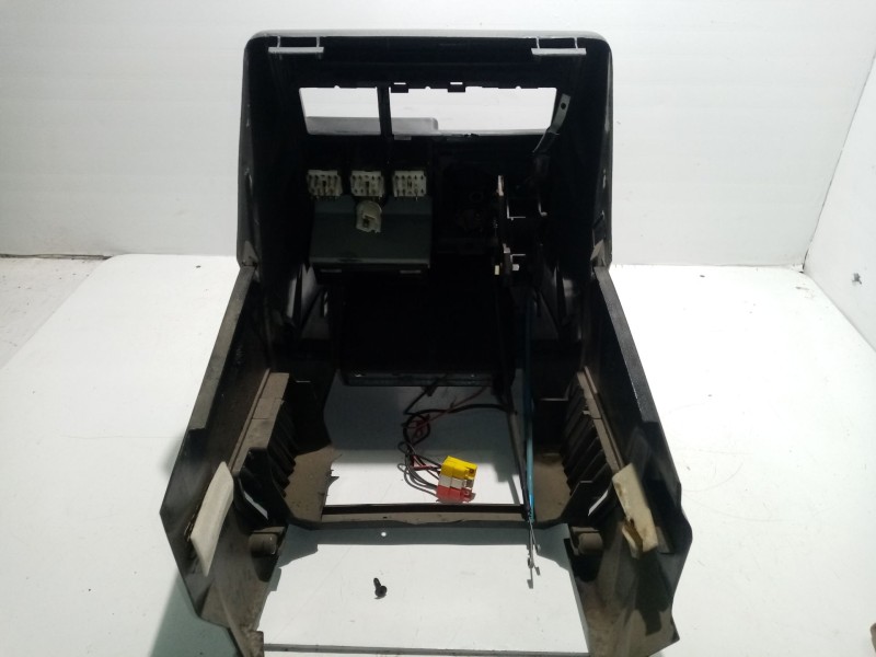 Recambio de consola central para renault r9 referencia OEM IAM 77006846756 A26106723R 