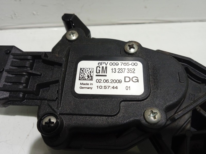 Recambio de pedal acelerador para opel insignia berlina cosmo referencia OEM IAM 13237352  