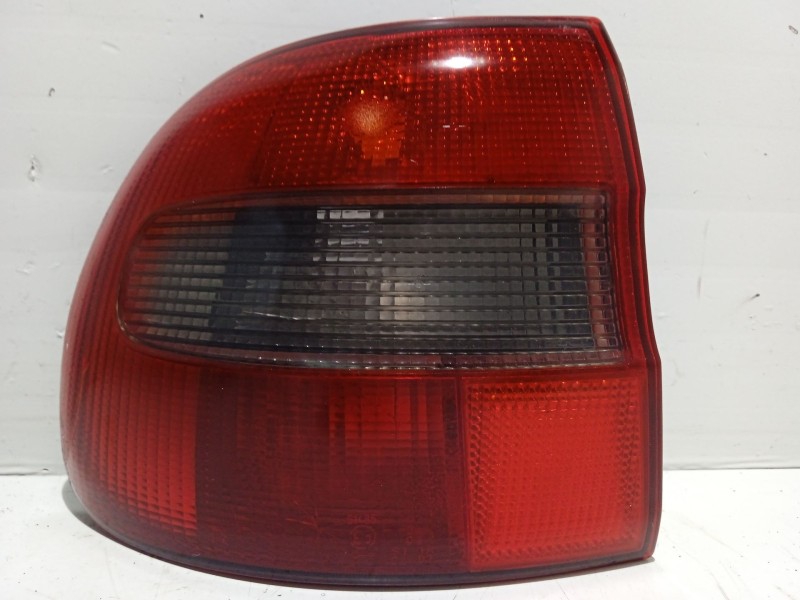 Recambio de piloto trasero izquierdo para volvo v40 familiar 1.9 diesel referencia OEM IAM 30863903  