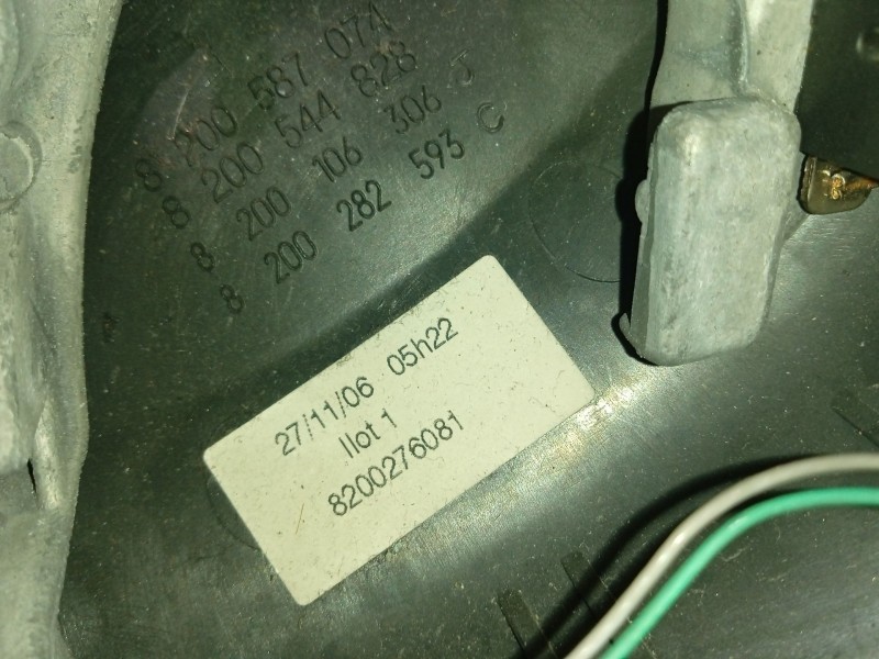 Recambio de volante para renault scenic ii referencia OEM IAM 8200276081  